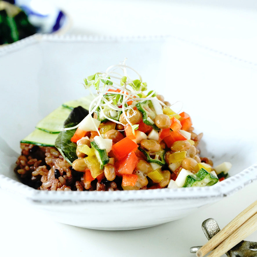 毎日続けたい！納豆と夏野菜のねばねばカラフルボウル